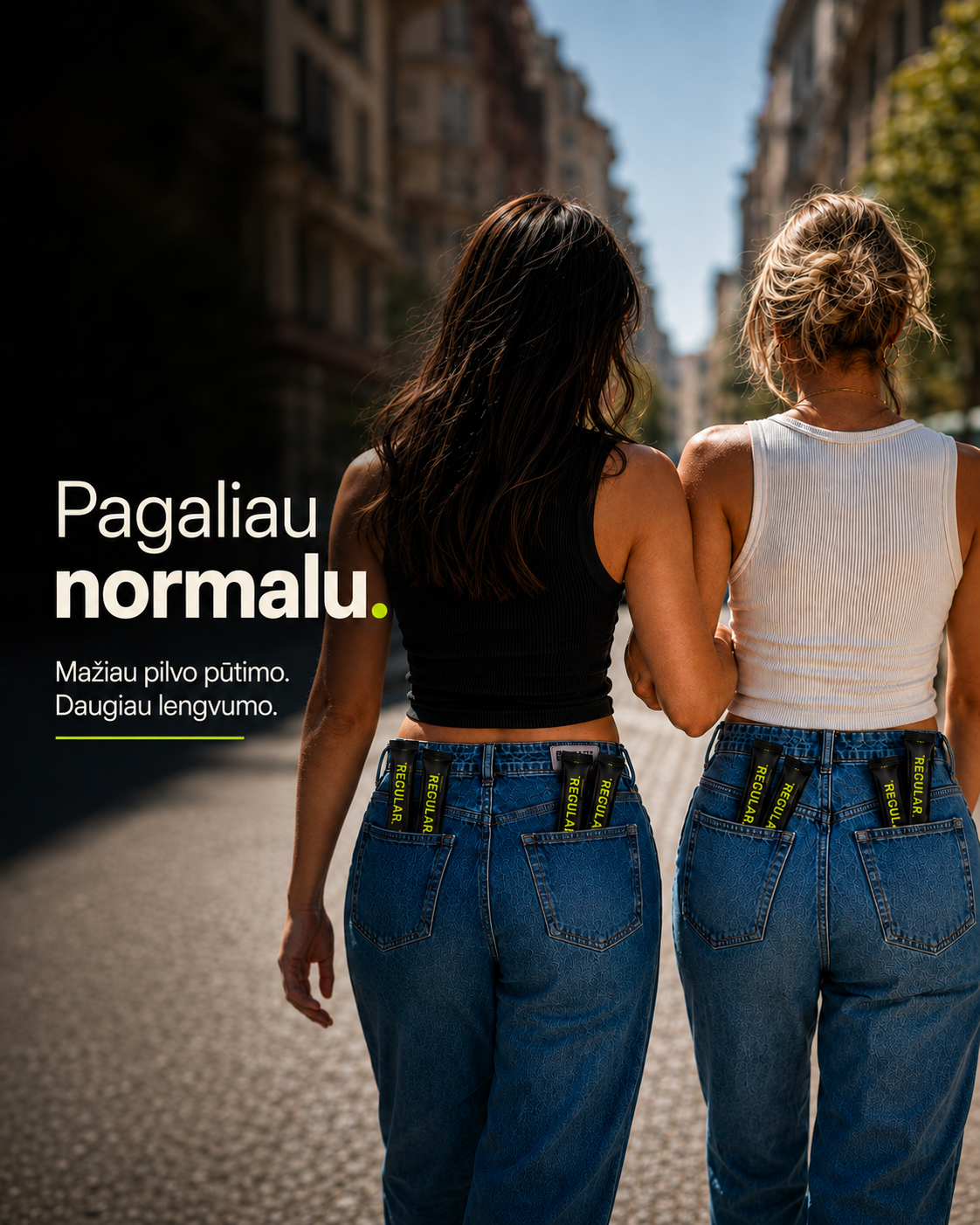 Dvi merginos vaikščioja gatve, džinsų kišenėse – REGULAR pakeliai